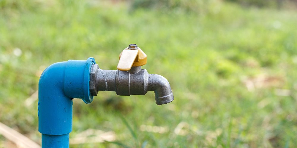 Wasserhahn im Garten