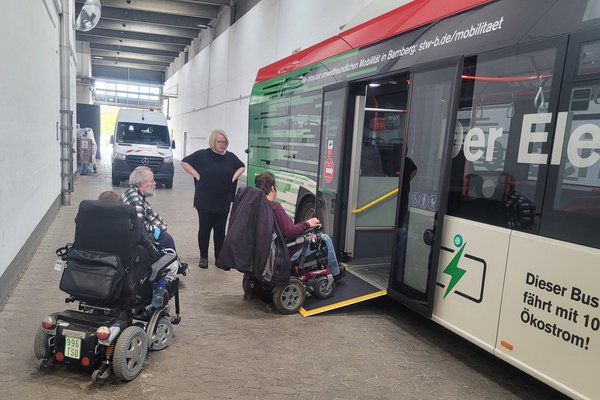 Rollstuhlfahrer fahren in einen Bus der STWB