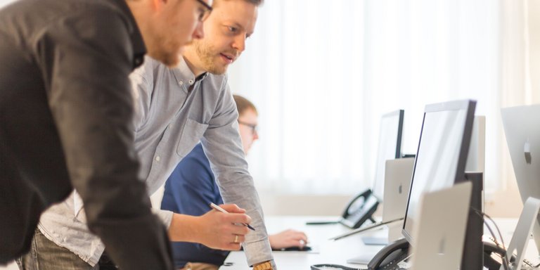 2 Männer die am PC etwas anschauen 2 Männer die am PC etwas anschauen