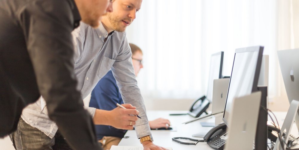 2 Männer die am PC etwas anschauen