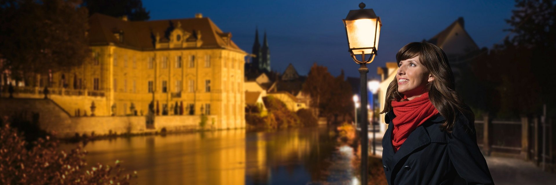 Frau an Laterne in Bamberg