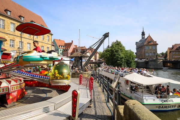 Fahrgeschäfts und Altes Rathaus an der Sandkerwa in Bamberg