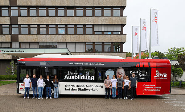 Gruppe neuer Auszubildenden der Stadtwerke Bamberg vorm Bus