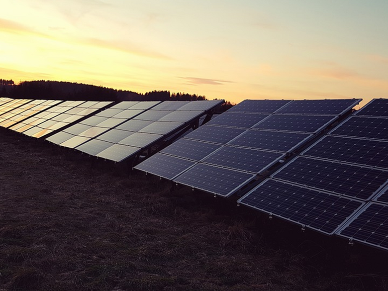 PV-Anlage mit Sonnenuntergang