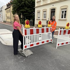 Eva Dormann und Hannes Valentin entfernen Bake am Kaulberg, um Durchfahrt für den Verkehr wieder freizugeben 