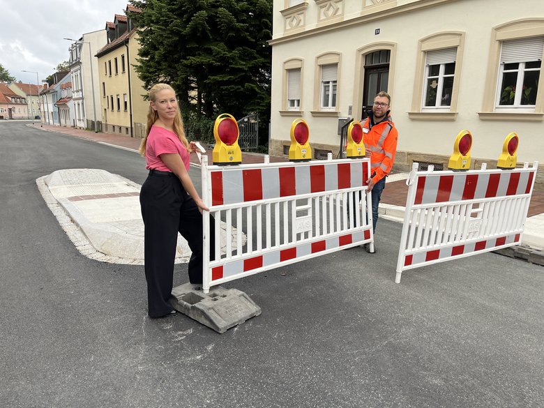 Eva Dormann und Hannes Valentin entfernen Bake am Kaulberg, um Durchfahrt für den Verkehr wieder freizugeben 