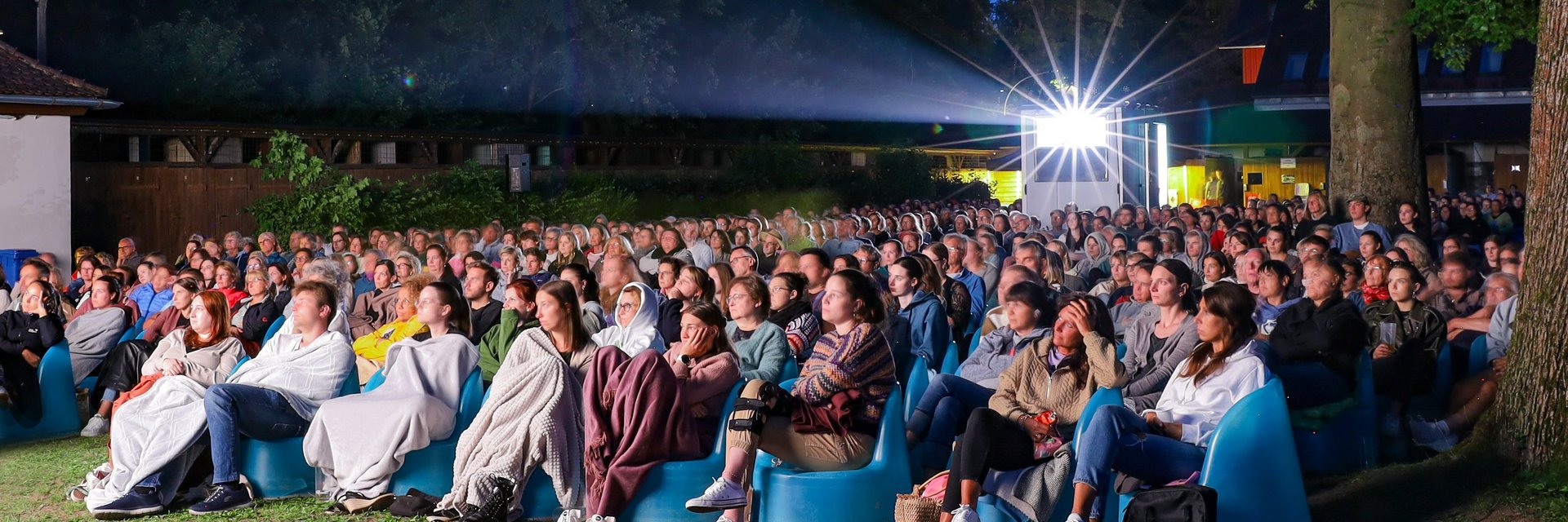 Zuschauer am Abend beim Bamberger Kinosommer in der Hainbadestelle