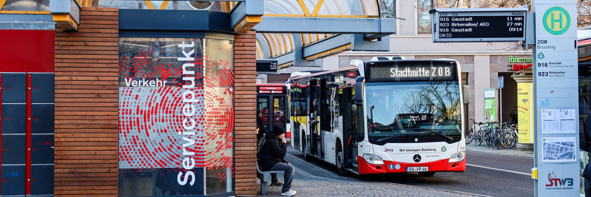 Busse Winter ZOB Servicepunkt Verkehr Busse im Winter am ZOB vorm Servicepunkt Verkehr