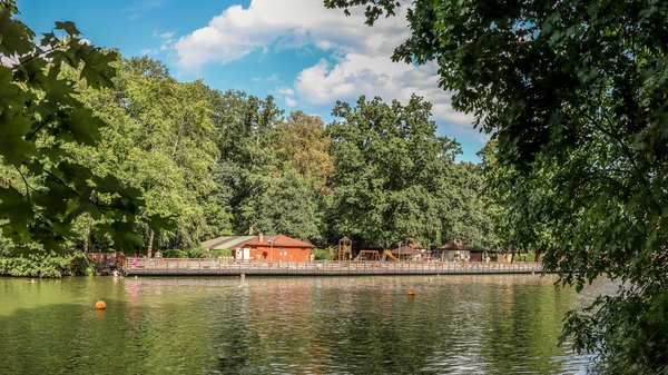 Hainbadestelle Sicht von dem anderen Ufer Hainbadestelle Sicht von dem anderen Ufer