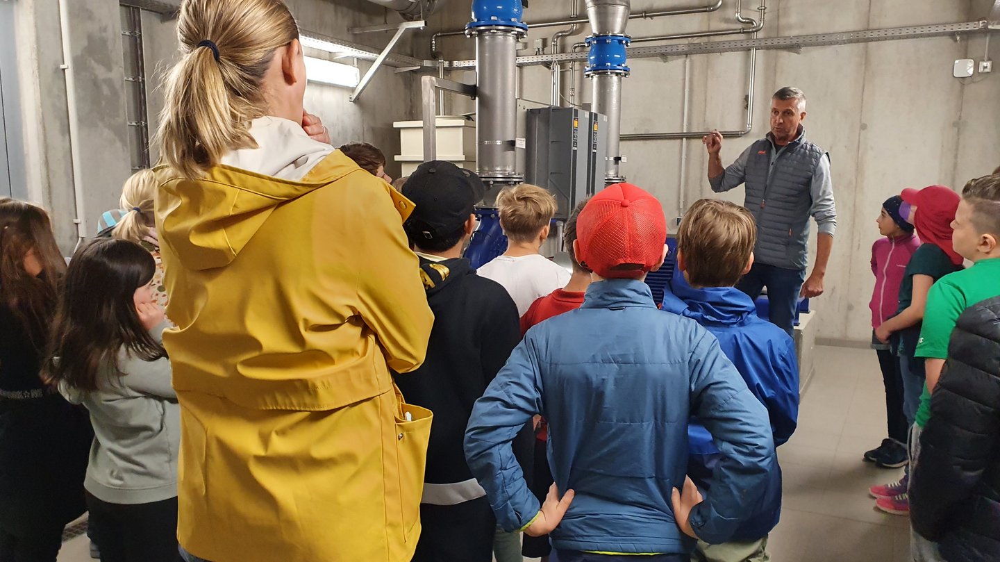 Schulklasse im Wasserwerk