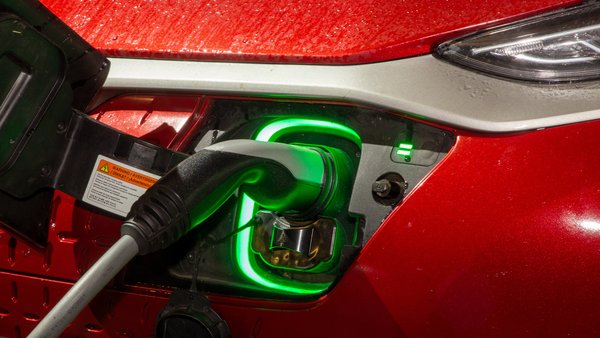 E-Auto am laden Ladekabel steckt in E-Auto