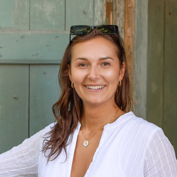 Frau öffnet Holztüre