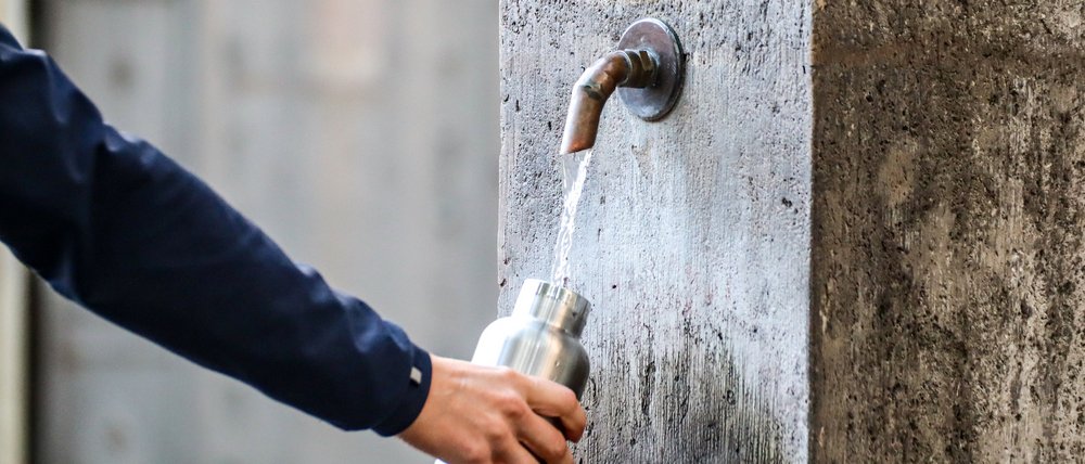 Abfüllen von Trinkwasser am Humsera Brunnen in Bamberg