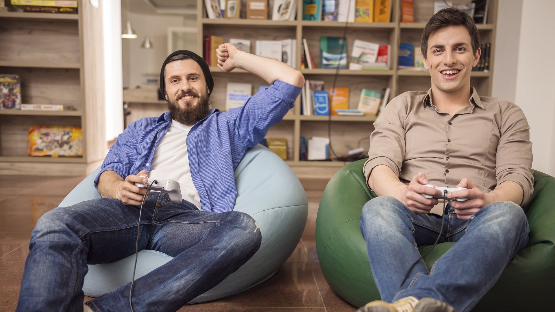 Männer auf der Couch beim Onlinegaming Kunden werben Kunden