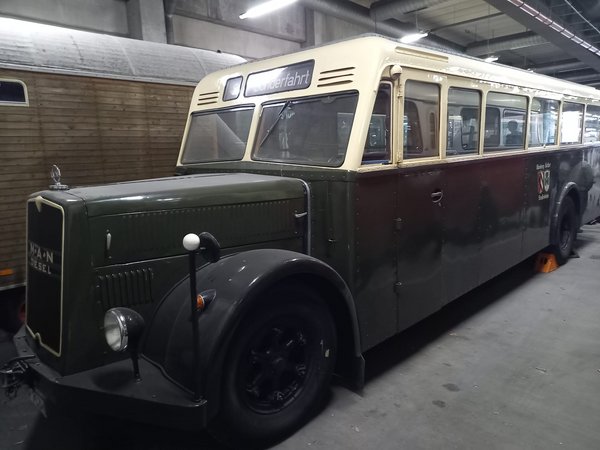 Historischer Omnibus im Straßenbahndepot St. Peter in Nürnberg Historischer Omnibus im Straßenbahndepot St. Peter in Nürnberg