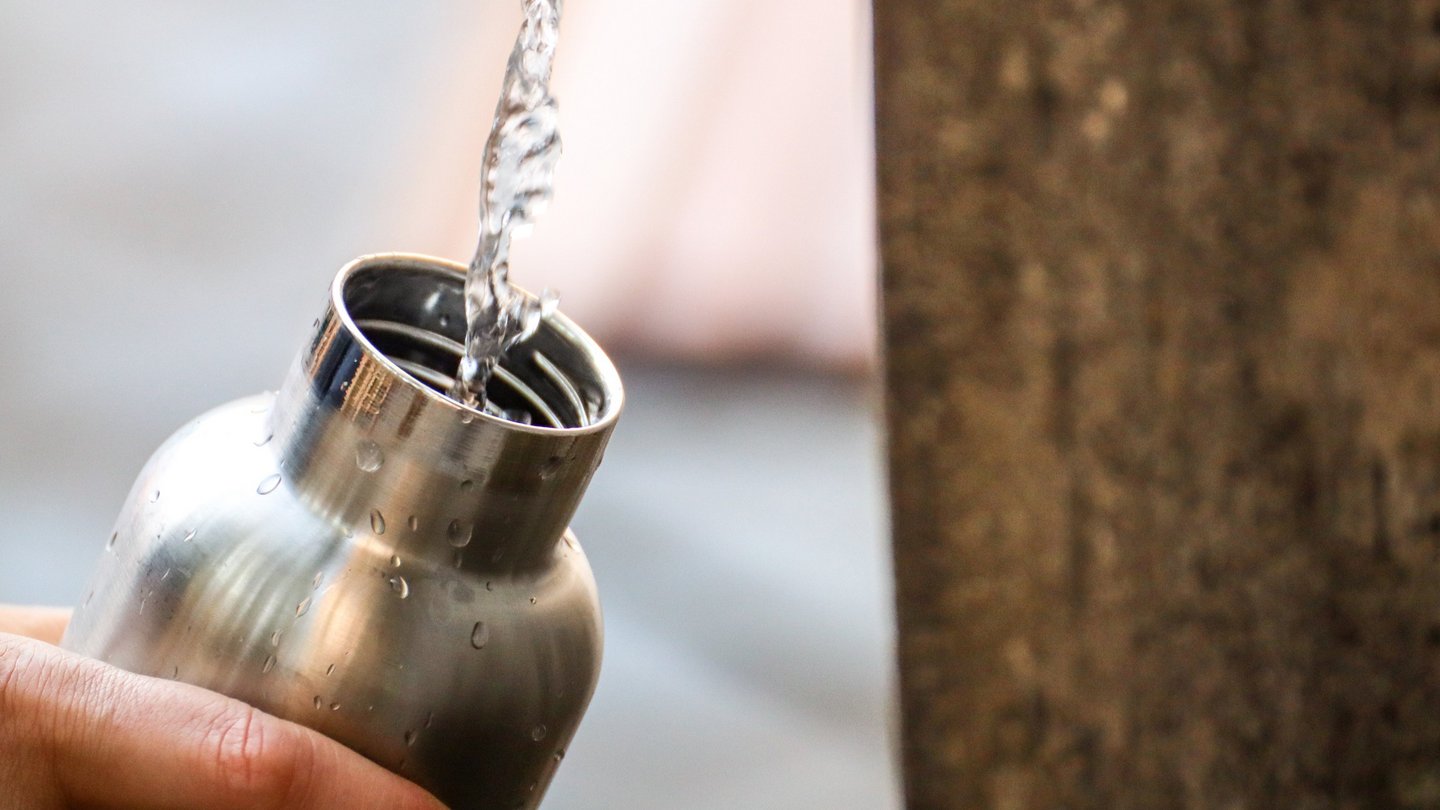 Abfüllen von Trinkwasser am Humsera Brunnen in Bamberg