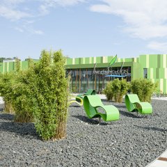 Bambados Gebäude von außen mit zwei Frauen