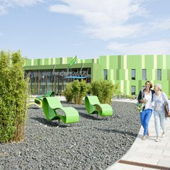 Bambados Gebäude von außen mit zwei Frauen
