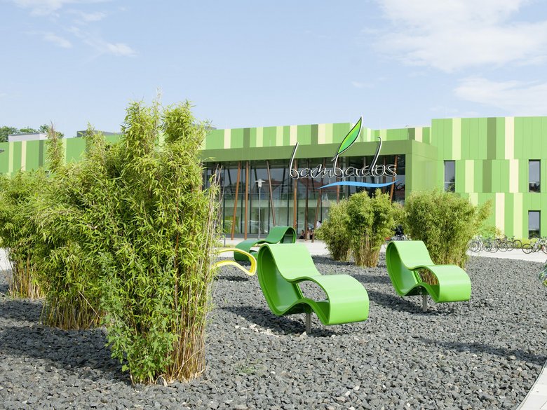 Bambados Gebäude von außen mit zwei Frauen