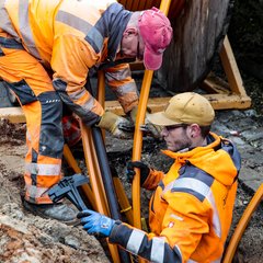 Zwei Bauarbeiter auf der Glasfaser Baustelle 