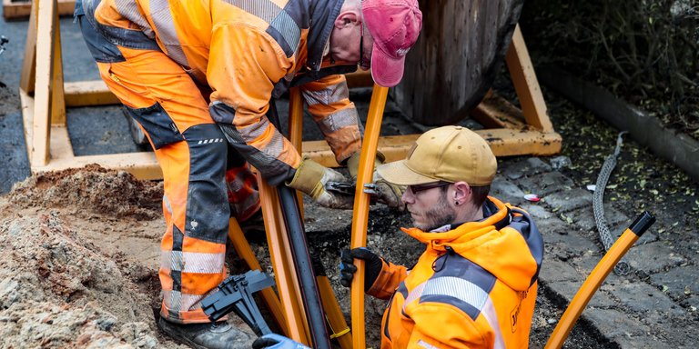 Zwei Bauarbeiter auf der Glasfaser Baustelle 