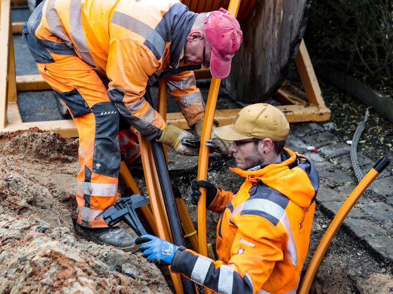 Zwei Bauarbeiter auf der Glasfaser Baustelle 
