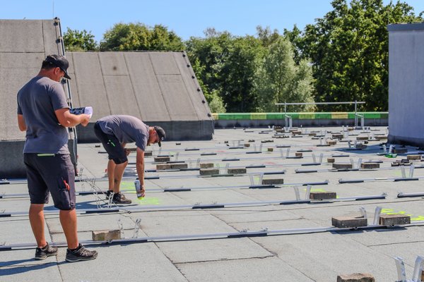 Repowering Bambados-PV: Mitarbeiter machen Markierung auf dem Dach