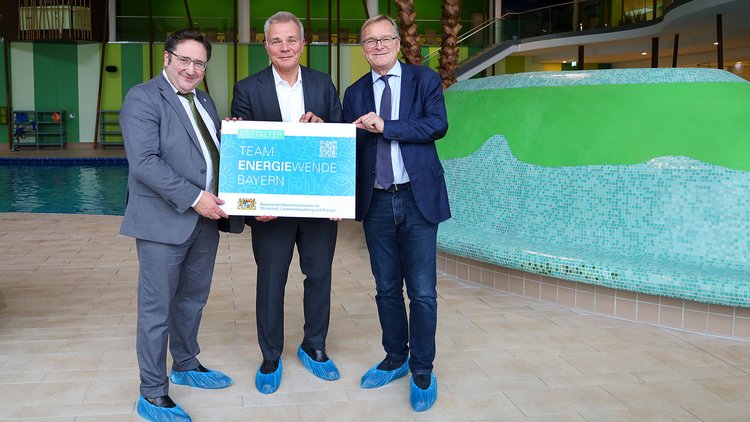 Staatssekretär Tobias Gotthardt überreicht Stadtwerke-Geschäftsführer und Bambergs Oberbürgermeister die Auszeichnung "Gestalter im Team Energiewende" für das Passivhausbad Bambados