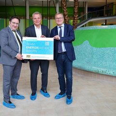 Staatssekretär Tobias Gotthardt überreicht Stadtwerke-Geschäftsführer und Bambergs Oberbürgermeister die Auszeichnung "Gestalter im Team Energiewende" für das Passivhausbad Bambados