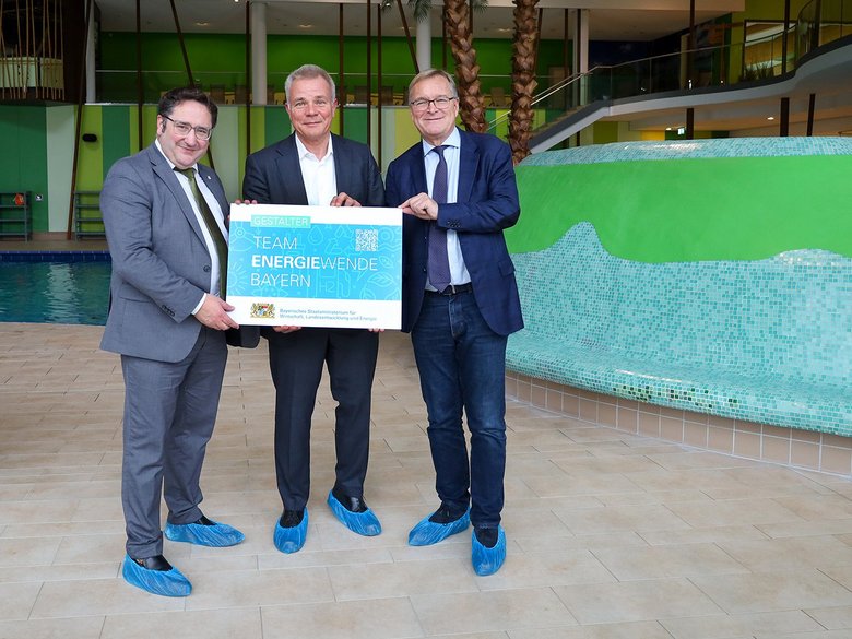 Staatssekretär Tobias Gotthardt überreicht Stadtwerke-Geschäftsführer und Bambergs Oberbürgermeister die Auszeichnung "Gestalter im Team Energiewende" für das Passivhausbad Bambados