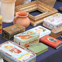 Tisch auf Flohmarkt mit antiken Gegenständen Tisch auf Flohmarkt mit antiken Gegenständen