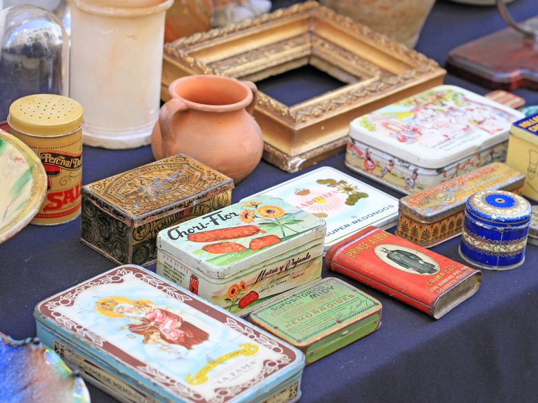 Tisch auf Flohmarkt mit antiken Gegenständen