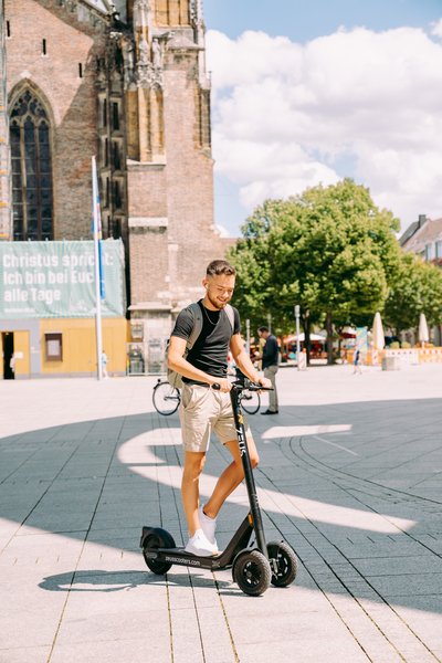 Junger Mann auf ZEUS E-Scooter