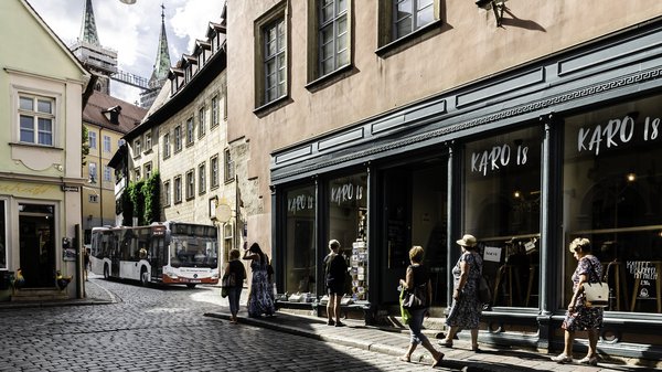 Bus fährt durch die Altstadt Bamberg
